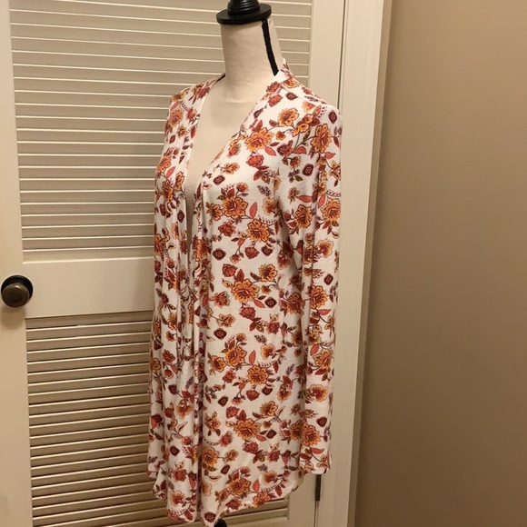 Bobeau Open Front Cardigan in Paisley Floral Rose - Picture 6 of 11